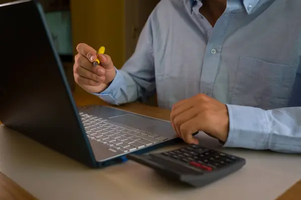 Bilgisayarın klavyesinde yazı yazan adam eli, ofiste dizüstü bilgisayar kullanan iş adamı veya öğrenci, çevrimiçi öğrenme, internet pazarlaması, evden çalışma, ofis iş yeri serbest kavramı