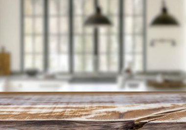 Mutfak arka planında bulanıklık olan boş ahşap masa. ürün gösterimi için