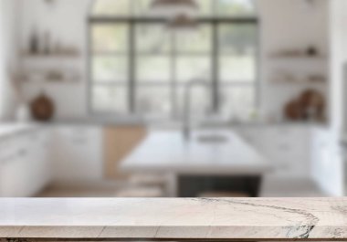 Mutfak arka planında bulanıklık olan boş mermer masa. ürün gösterimi için.