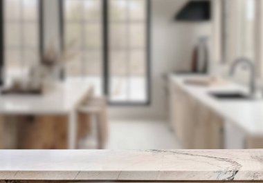 Mutfak arka planında bulanıklık olan boş mermer masa. ürün gösterimi için.