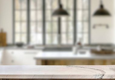 Mutfak arka planında bulanıklık olan boş mermer masa. ürün gösterimi için.
