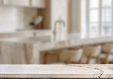 Mutfak arka planında bulanıklık olan boş mermer masa. ürün gösterimi için.
