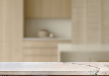 Mutfak arka planında bulanıklık olan boş mermer masa. ürün gösterimi için.