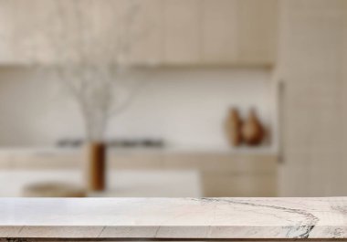 Mutfak arka planında bulanıklık olan boş mermer masa. ürün gösterimi için.