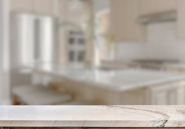 Mutfak arka planında bulanıklık olan boş mermer masa. ürün gösterimi için.