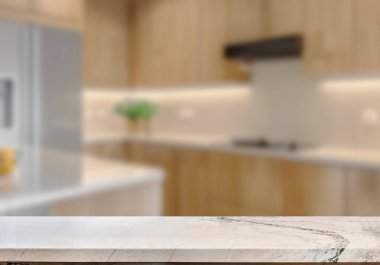 Mutfak arka planında bulanıklık olan boş mermer masa. ürün gösterimi için.