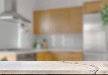 Mutfak arka planında bulanıklık olan boş mermer masa. ürün gösterimi için.