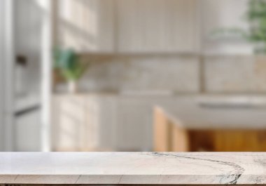 Mutfak arka planında bulanıklık olan boş mermer masa. ürün gösterimi için.