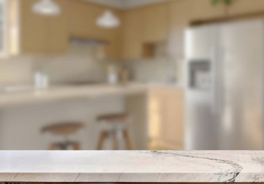 Mutfak arka planında bulanıklık olan boş mermer masa. ürün gösterimi için.