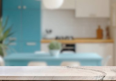 Mutfak arka planında bulanıklık olan boş mermer masa. ürün gösterimi için.