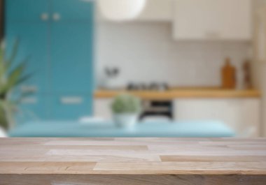 Mutfak arka planında bulanıklık olan boş ahşap masa. ürün gösterimi için