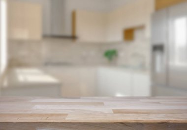 Mutfak arka planında bulanıklık olan boş ahşap masa. ürün gösterimi için