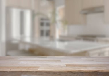 Mutfak arka planında bulanıklık olan boş ahşap masa. ürün gösterimi için