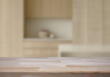 Mutfak arka planında bulanıklık olan boş ahşap masa. ürün gösterimi için
