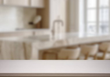 Mutfak arka planında bulanıklık olan boş ahşap masa. ürün gösterimi için