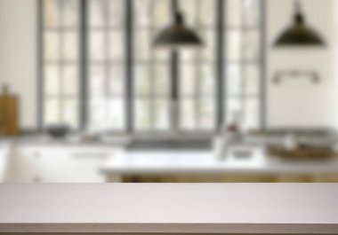 Mutfak arka planında bulanıklık olan boş ahşap masa. ürün gösterimi için