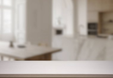 Mutfak arka planında bulanıklık olan boş ahşap masa. ürün gösterimi için