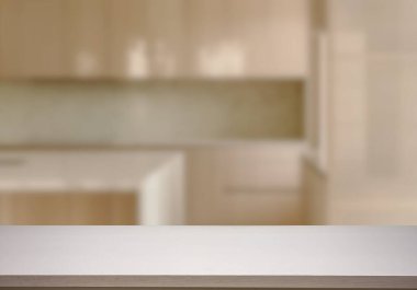 Mutfak arka planında bulanıklık olan boş ahşap masa. ürün gösterimi için