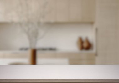 Mutfak arka planında bulanıklık olan boş ahşap masa. ürün gösterimi için