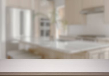 Mutfak arka planında bulanıklık olan boş ahşap masa. ürün gösterimi için