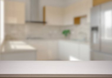 Mutfak arka planında bulanıklık olan boş ahşap masa. ürün gösterimi için