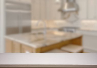 Mutfak arka planında bulanıklık olan boş ahşap masa. ürün gösterimi için