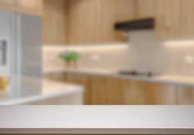 Mutfak arka planında bulanıklık olan boş ahşap masa. ürün gösterimi için