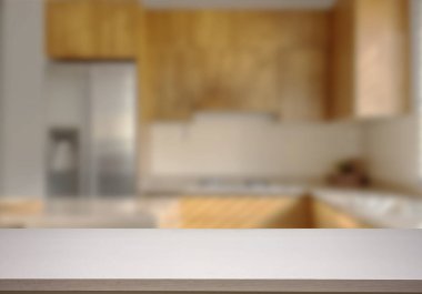 Mutfak arka planında bulanıklık olan boş ahşap masa. ürün gösterimi için