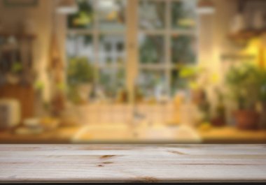 Mutfak arka planında bulanıklık olan boş ahşap masa. ürün gösterimi için