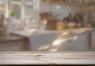 Mutfak arka planında bulanıklık olan boş ahşap masa. ürün gösterimi için