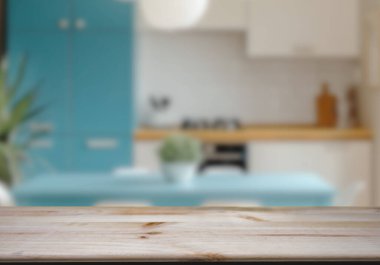 Mutfak arka planında bulanıklık olan boş ahşap masa. ürün gösterimi için