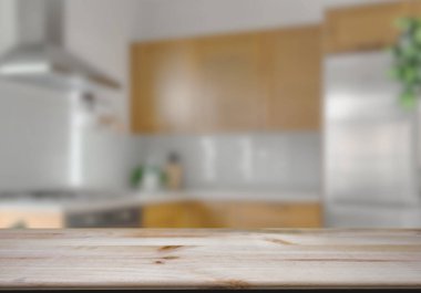 Mutfak arka planında bulanıklık olan boş ahşap masa. ürün gösterimi için