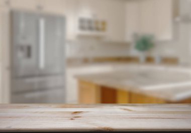 Mutfak arka planında bulanıklık olan boş ahşap masa. ürün gösterimi için