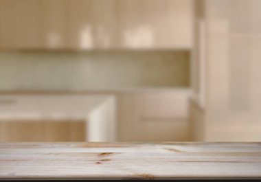 Mutfak arka planında bulanıklık olan boş ahşap masa. ürün gösterimi için
