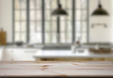 Mutfak arka planında bulanıklık olan boş ahşap masa. ürün gösterimi için