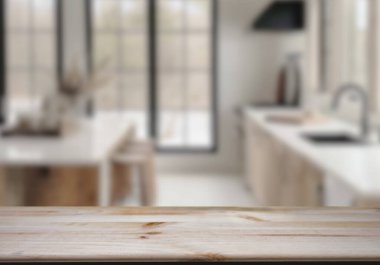 Mutfak arka planında bulanıklık olan boş ahşap masa. ürün gösterimi için