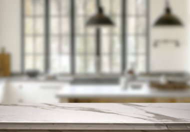 Mutfak arka planında bulanıklık olan boş mermer masa. ürün gösterimi için.