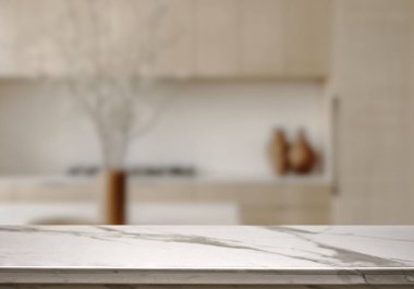 Mutfak arka planında bulanıklık olan boş mermer masa. ürün gösterimi için.