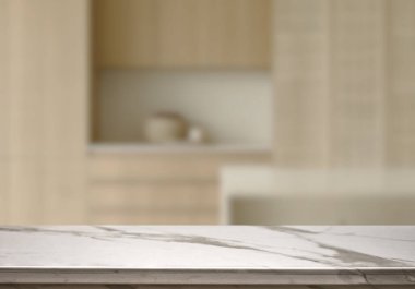 Mutfak arka planında bulanıklık olan boş mermer masa. ürün gösterimi için.