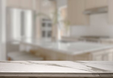 Mutfak arka planında bulanıklık olan boş mermer masa. ürün gösterimi için.