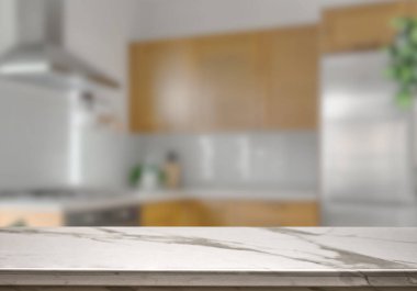 Mutfak arka planında bulanıklık olan boş mermer masa. ürün gösterimi için.