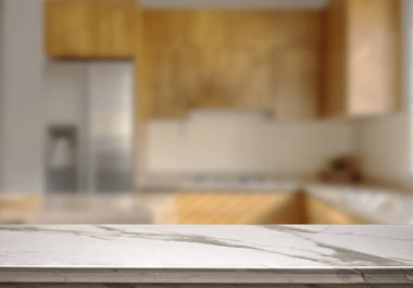 Mutfak arka planında bulanıklık olan boş mermer masa. ürün gösterimi için.