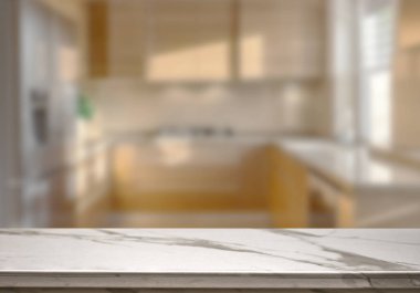 Mutfak arka planında bulanıklık olan boş mermer masa. ürün gösterimi için.