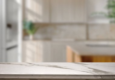 Mutfak arka planında bulanıklık olan boş mermer masa. ürün gösterimi için.