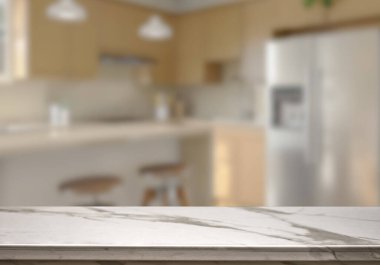 Mutfak arka planında bulanıklık olan boş mermer masa. ürün gösterimi için.