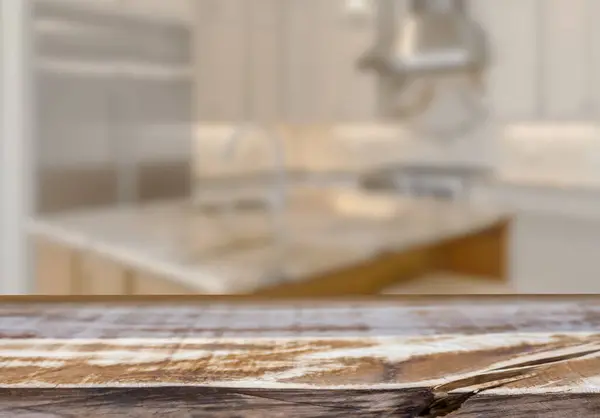 Mutfak arka planında bulanıklık olan boş ahşap masa. ürün gösterimi için