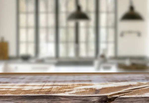 Mutfak arka planında bulanıklık olan boş ahşap masa. ürün gösterimi için