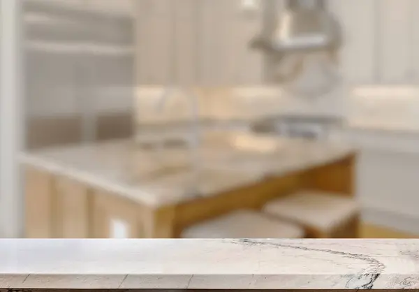 Mutfak arka planında bulanıklık olan boş mermer masa. ürün gösterimi için.