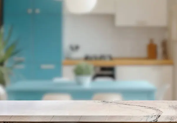 Mutfak arka planında bulanıklık olan boş mermer masa. ürün gösterimi için.