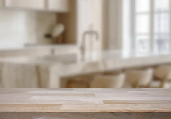 Mutfak arka planında bulanıklık olan boş ahşap masa. ürün gösterimi için